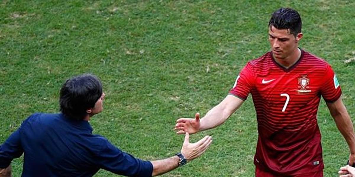 Nechutné VIDEO! Nemecký tréner Joachim Löw sa rýpe v nose a podáva ruku Ronaldovi!