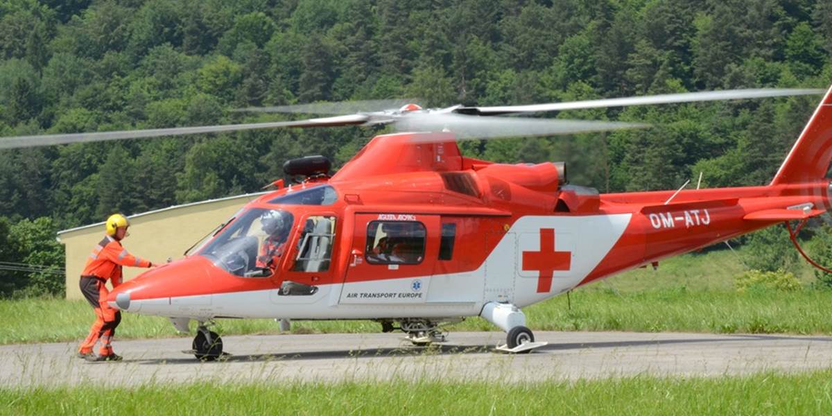 Auto skončilo v priekope, 10-ročné zranené dieťa odvážal vrtuľník!