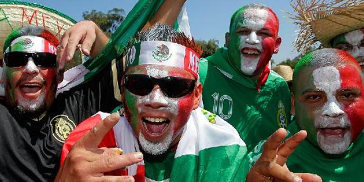 VIDEO Mexickí fanúšikovia sa po zápase s Kamerunom vrhli na box plný pív