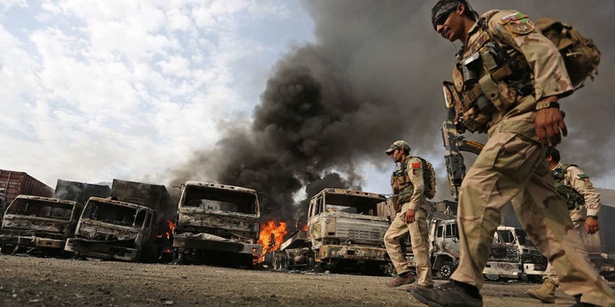 Samovražední útočníci v Afganistane napadli kamióny NATO s palivom