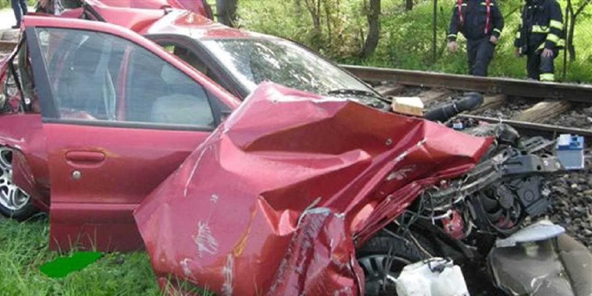 Pri zrážke osobného auta s vlakom zomrela jedna osoba