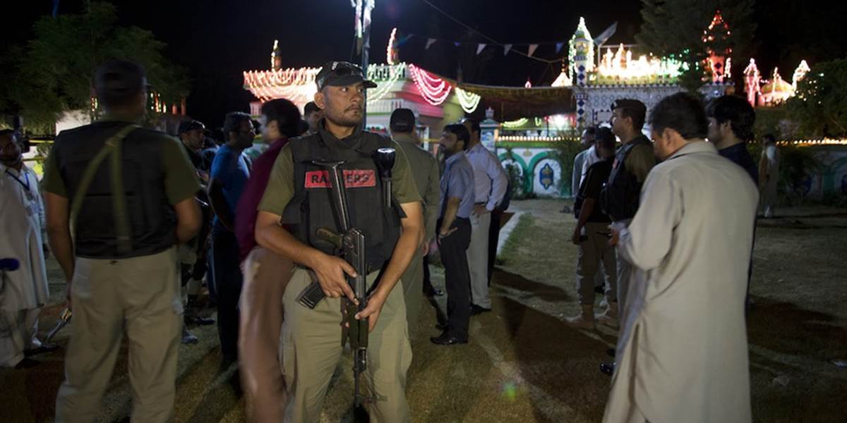 Pakistanská polícia zasahovala voči stovkám stúpencov vplyvného klerika, ktorý navštívi krajinu