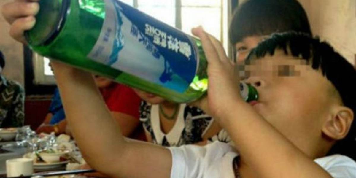 Najmladší alkoholik: Dvojročný Cheng pije víno a pivo!