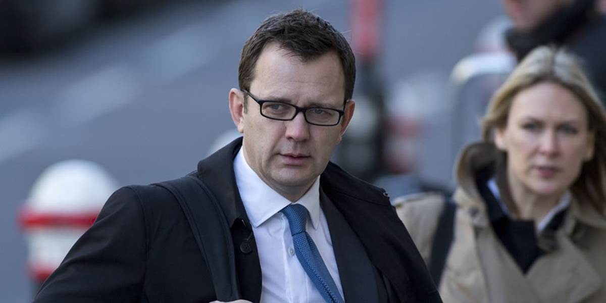 Britský premiér sa ospravedlnil za zamestnanie odsúdeného Andyho Coulsona