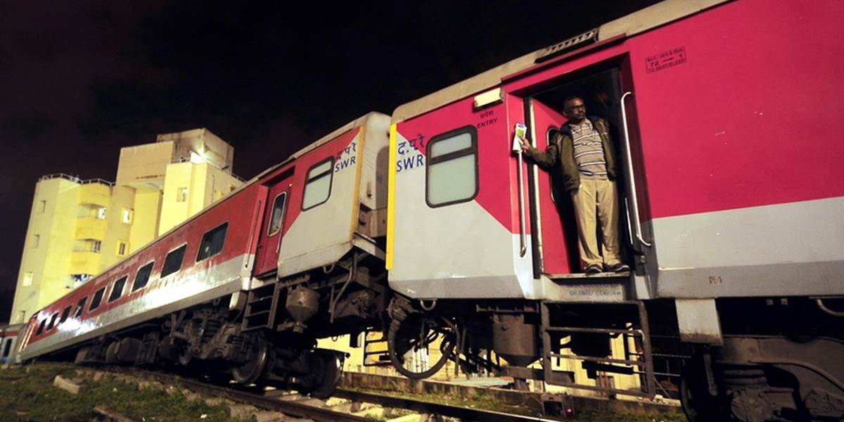 V Indii sa vykoľajili dva vlaky, zahynuli najmenej štyria ľudia