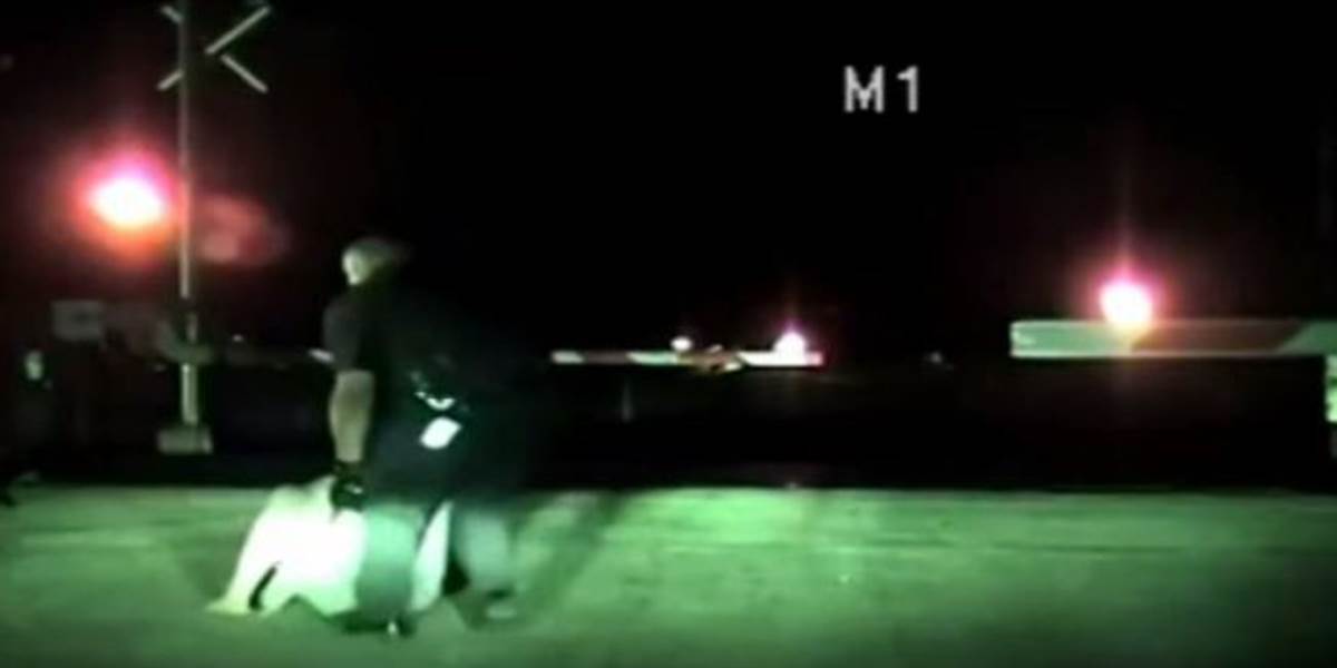 VIDEO Odvážny policajt zachránil ženu ležiacu na koľajniciach!