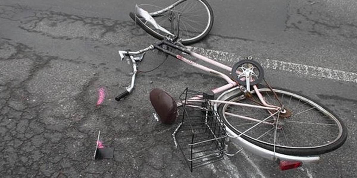 Staršia cyklistka zomrela po zrážke s iným cyklistom na križovatke