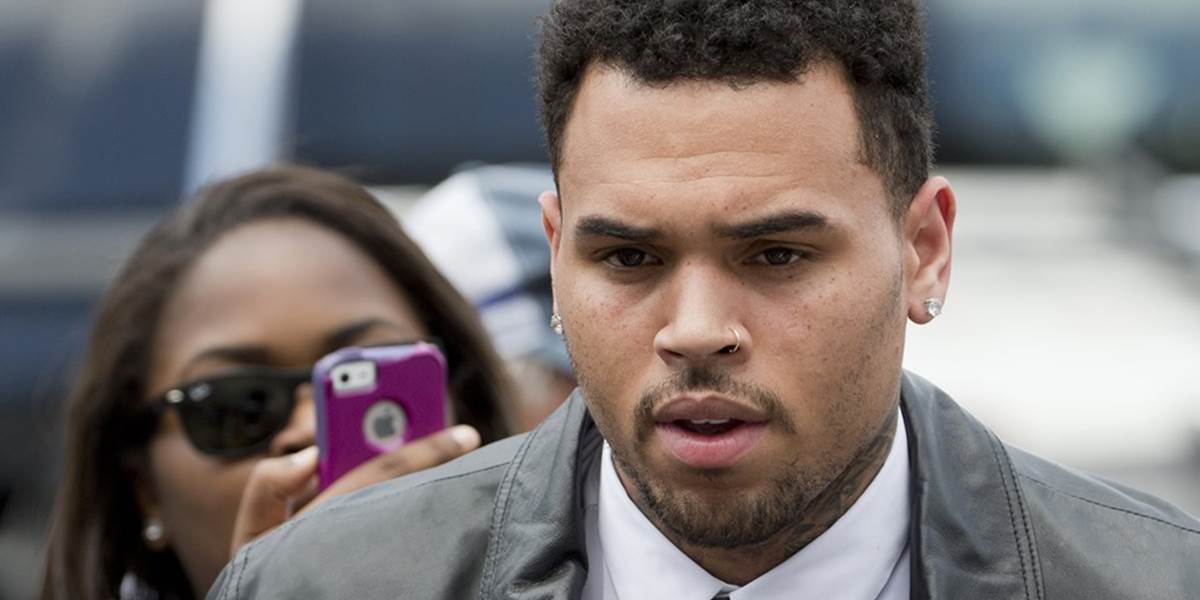 Chris Brown neuzavrel dohodu o vine a treste