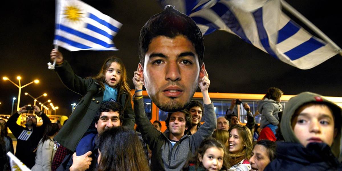 Uruguajčania sú za Suárezom, stovky ho čakali na letisku
