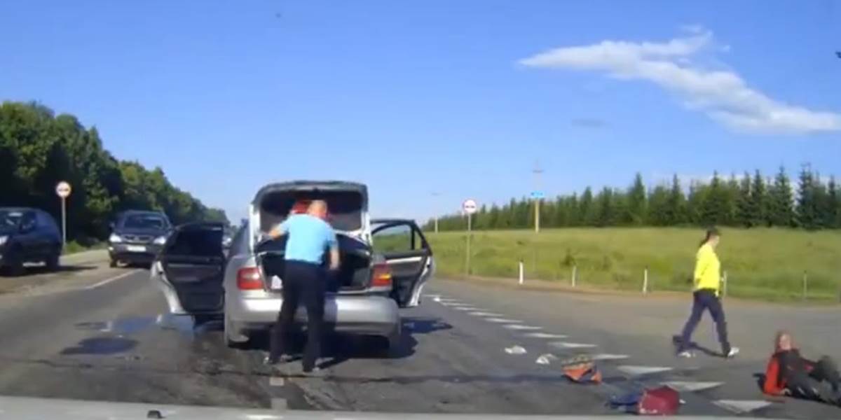 Neuveriteľné VIDEO: Vodič vrazil do skupiny chodcov, vybral z auta rodinu a úplne ich ignoroval!