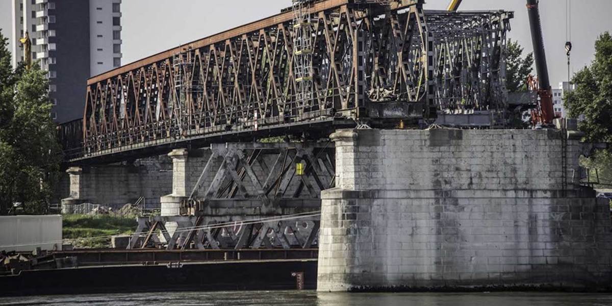 Rekonštrukcia Starého mosta v Bratislave sa zastaví: Pre možné nevybuchnuté bomby pod hladinou Dunaja