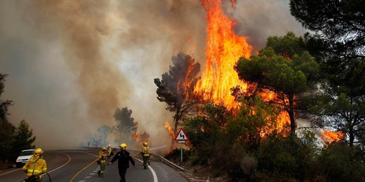 Stovky ľudí evakuovali pred požiarom na španielskom pobreží Costa del Sol