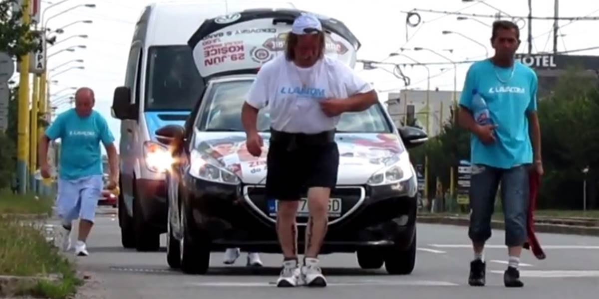 VIDEO Silák Juraj Barbarič odtiahol auto po maratónskej trati