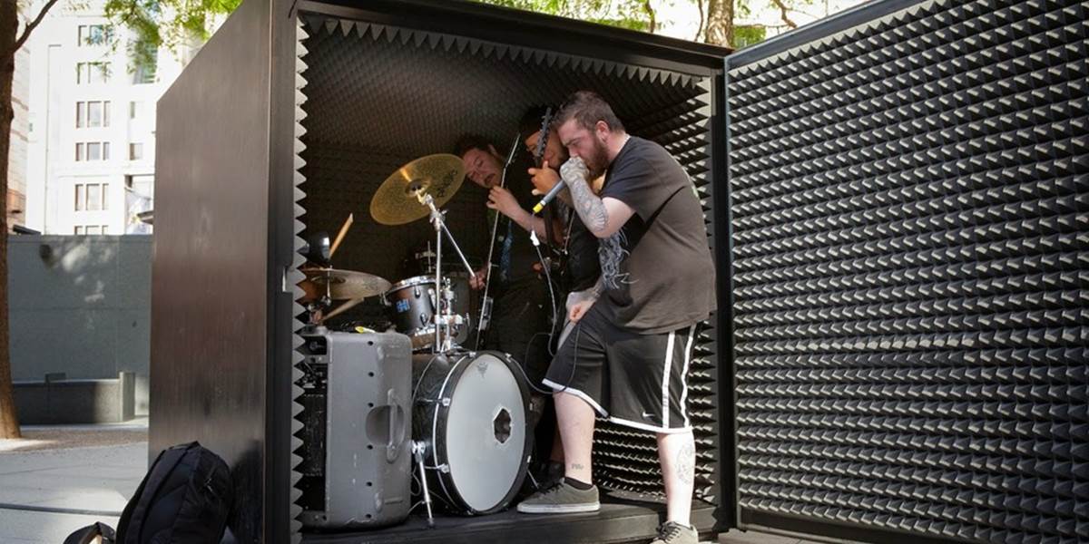 Deathmetalová skupina bude hrať vo vzduchotesnej kocke