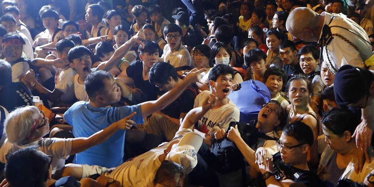 Po veľkej demonštrácii za demokraciu v Hongkongu zadržala polícia vyše 500 ľudí