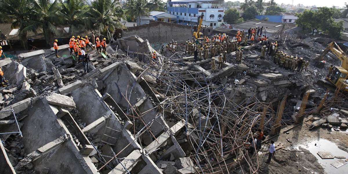 V Indii sa zrútila budova, zahynulo najmenej 47 ľudí!
