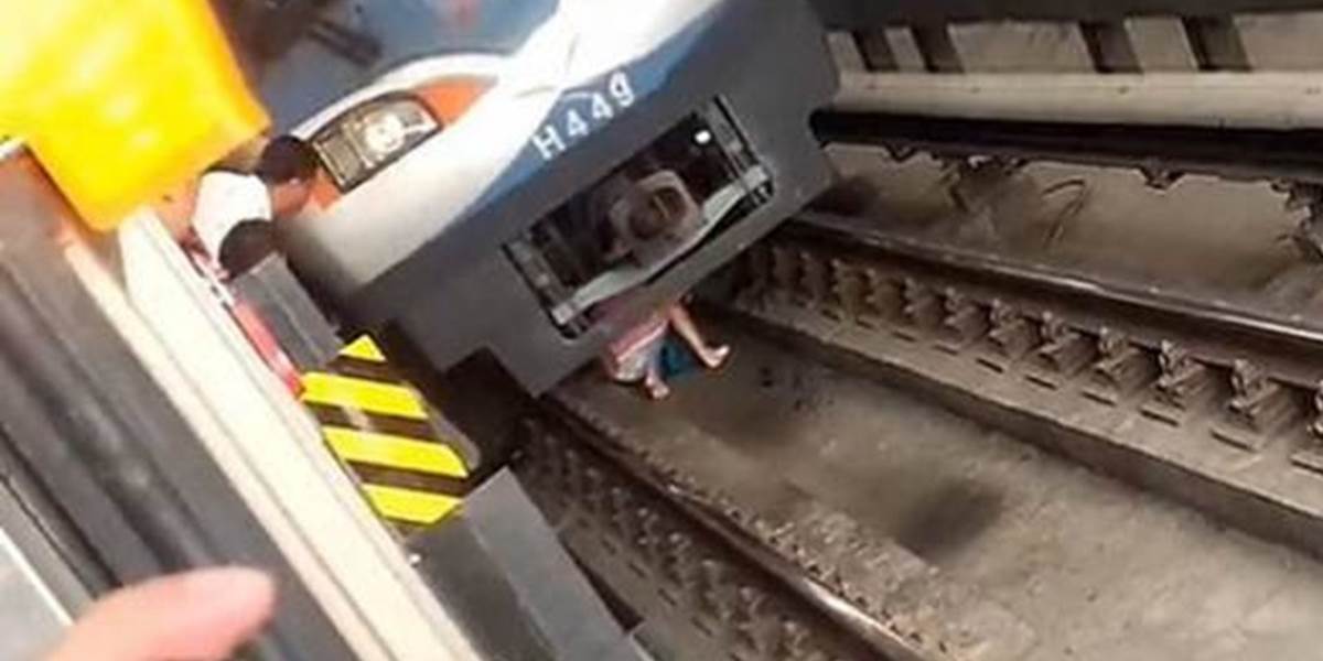 FOTO Tehotná žena spadla na koľaje pod idúci vlak, prežila!