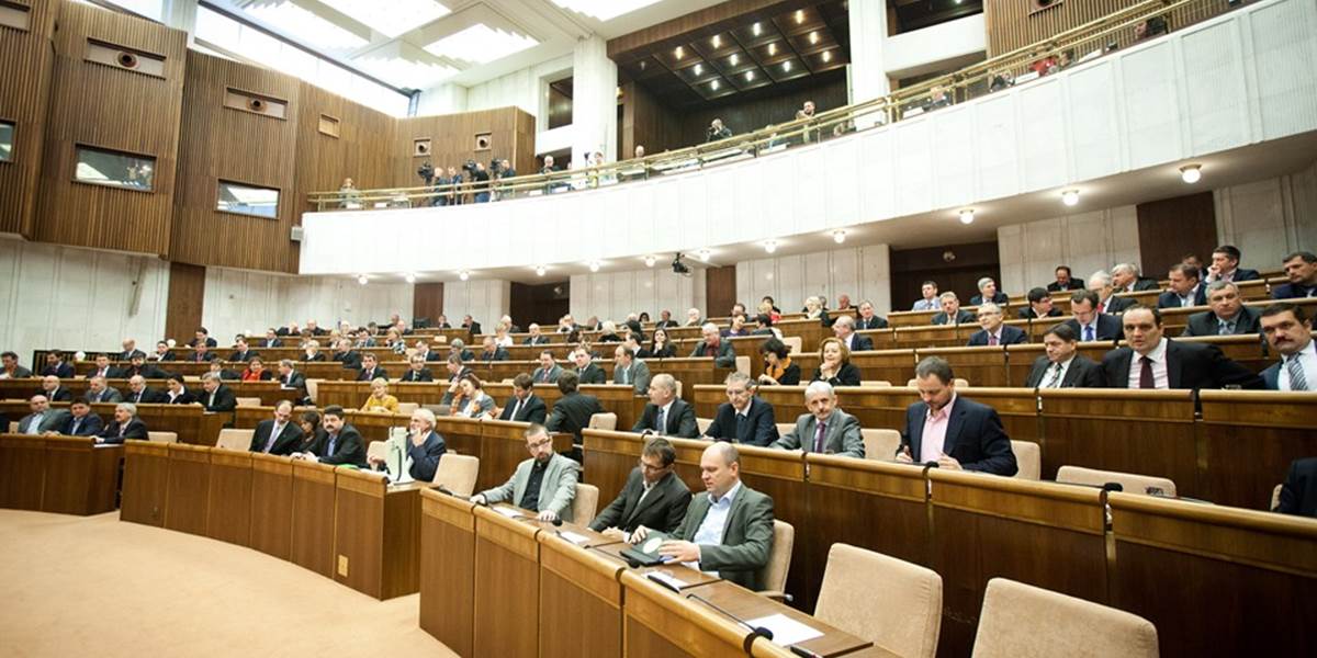 Parlament schválil novelu zákona o bankách