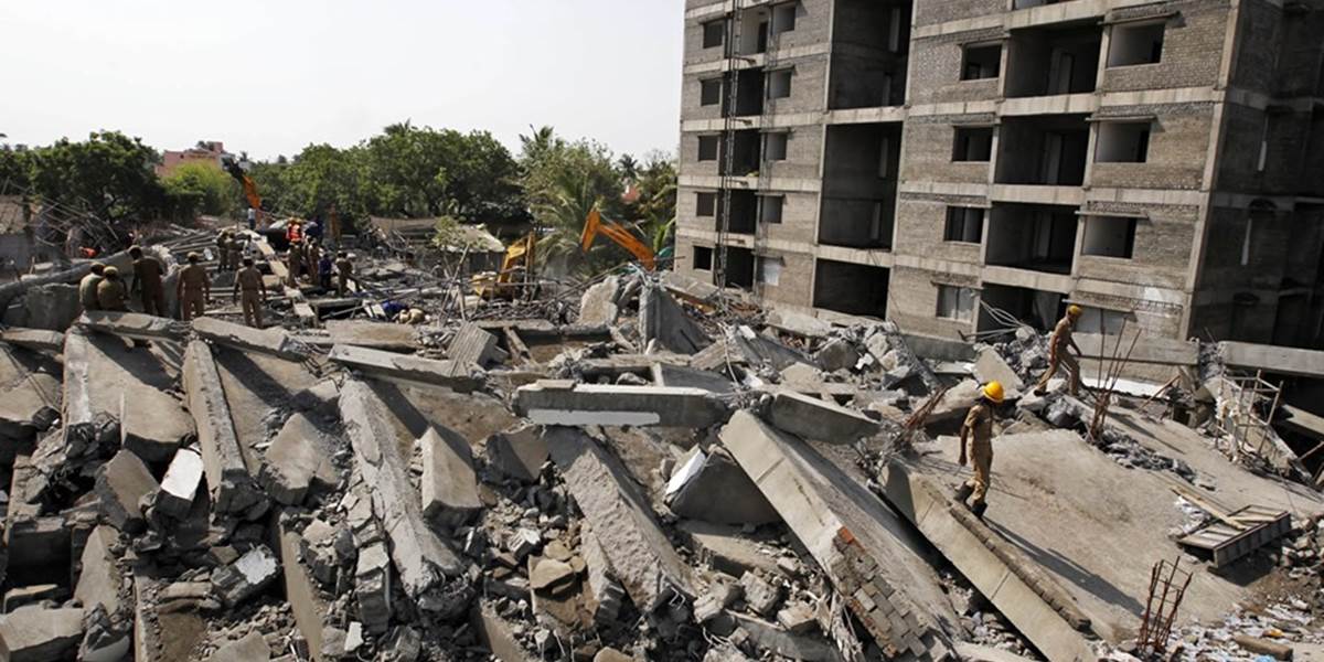Pod troskami budovy prišlo o život v Indii najmenej 61 ľudí