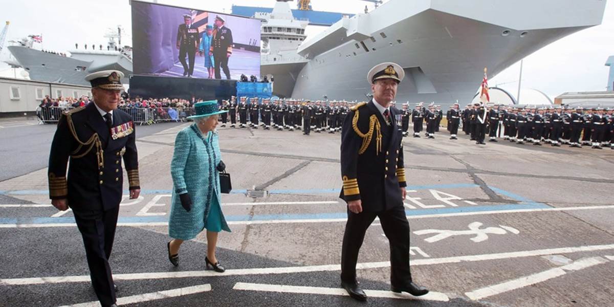 Britská kráľovná pokrstila najväčšiu britskú vojenskú loď fľašou whisky