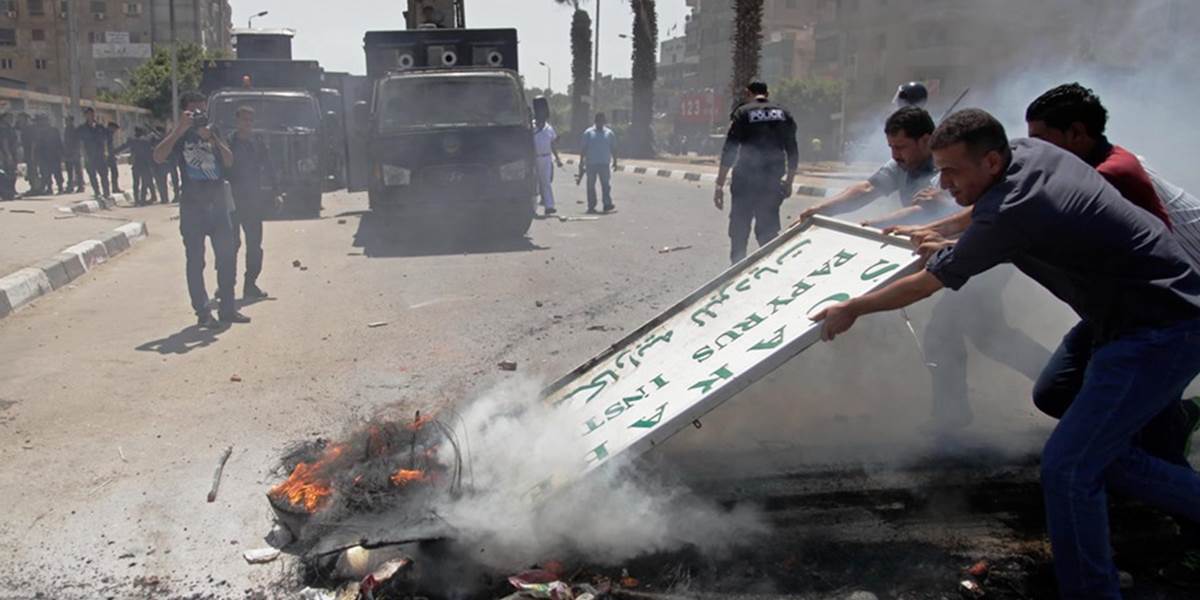 V Egypte zahynuli traja údajní militanti pri náhodnom výbuchu bomby v dome