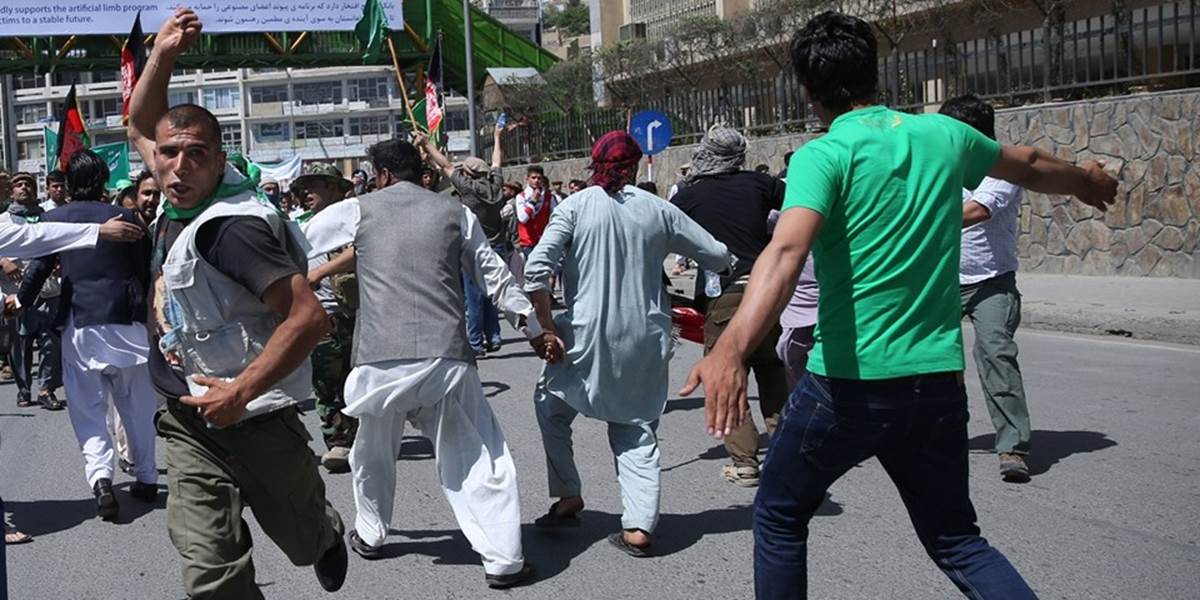 Povstalci podpálili stovky cisterien na predmestí Kábulu