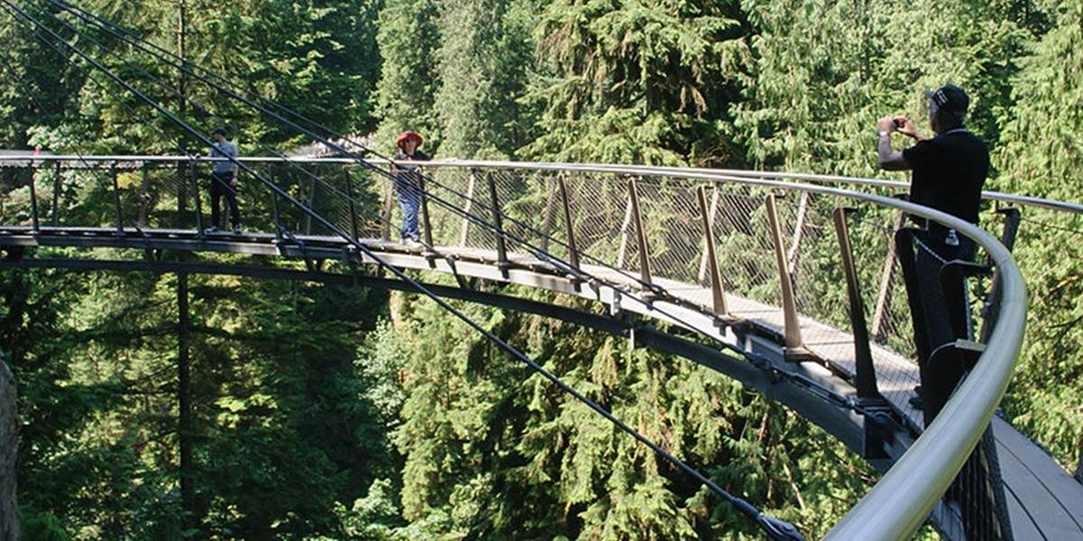 Trasa parku Capilano Suspension Bridge vedie visutým mostom i korunami stromov