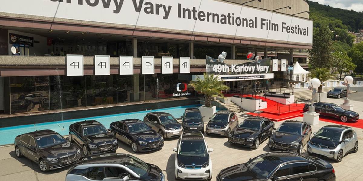 BMW odovzdalo flotilu vozidiel prezidentovi Medzinárodného filmového festivalu Karlove Vary, Jiřímu Bartoškovi