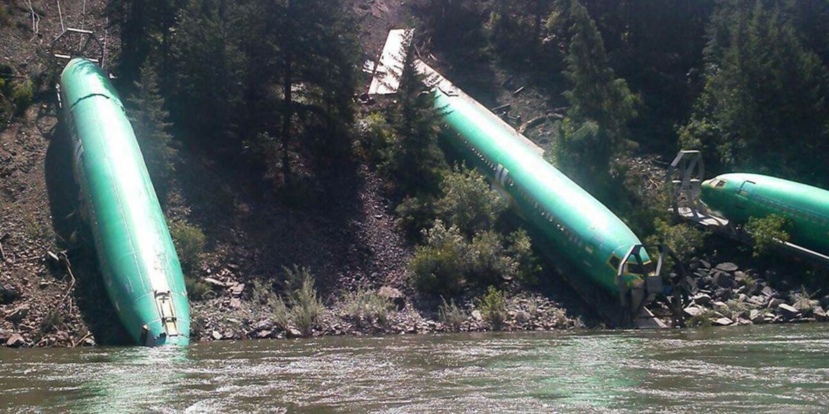 V Montane sa vykoľajil vlak: Prevážané trupy boeingov sa kotúľali do rieky!
