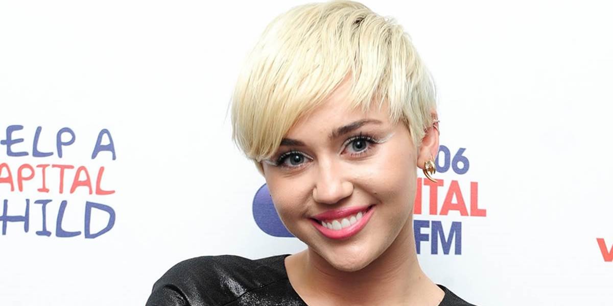 Miley Cyrus si novým tetovaním pripomína zosnulého psa Floyda