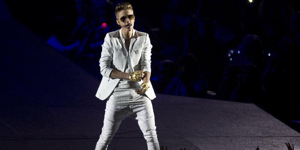 Bieber nahneval fanúšikov: Meškal takmer dve hodiny