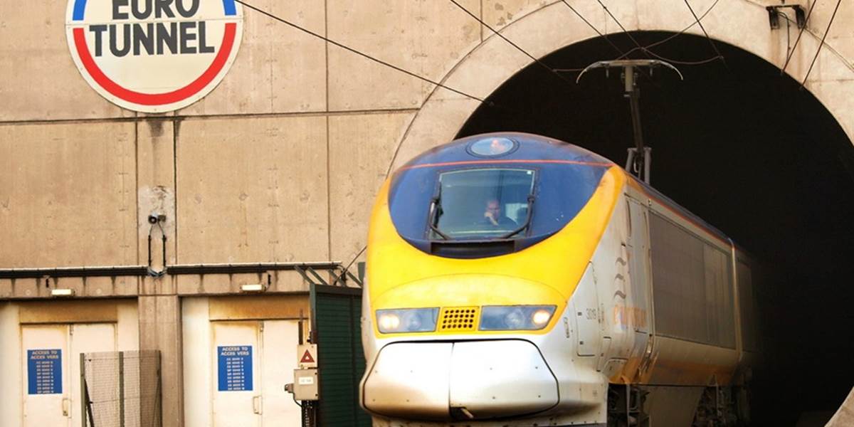 Porucha zablokovala Eurotunel, jeden vlak museli evakuovať
