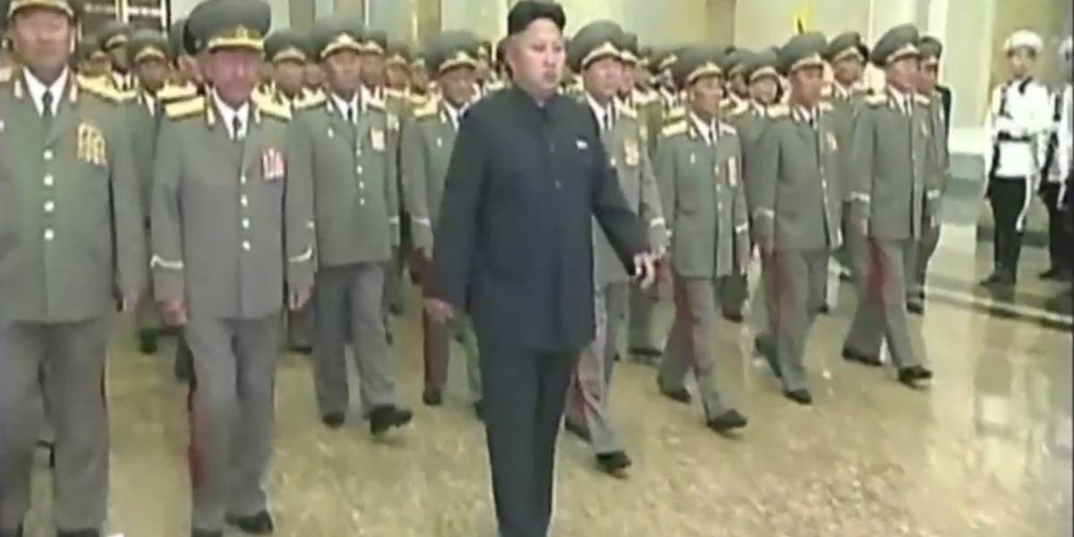 VIDEO Kim Čong-un pri spomienke na starého otca Kima Ir-sena kríval