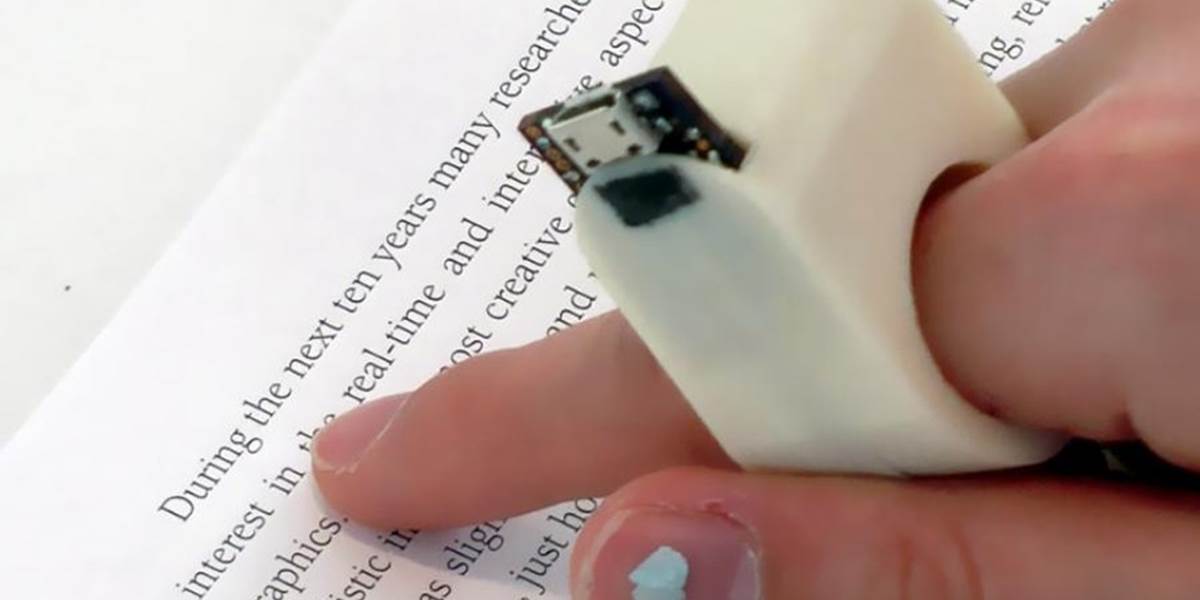 Vedci vyvíjajú prsteň, ktorý umožní nevidiacim čítať