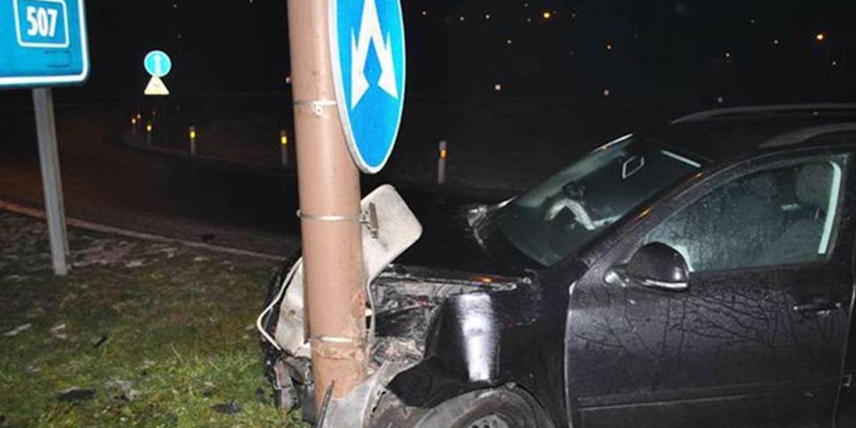 Opitý vodič poškodil tri autá a dopravné značky