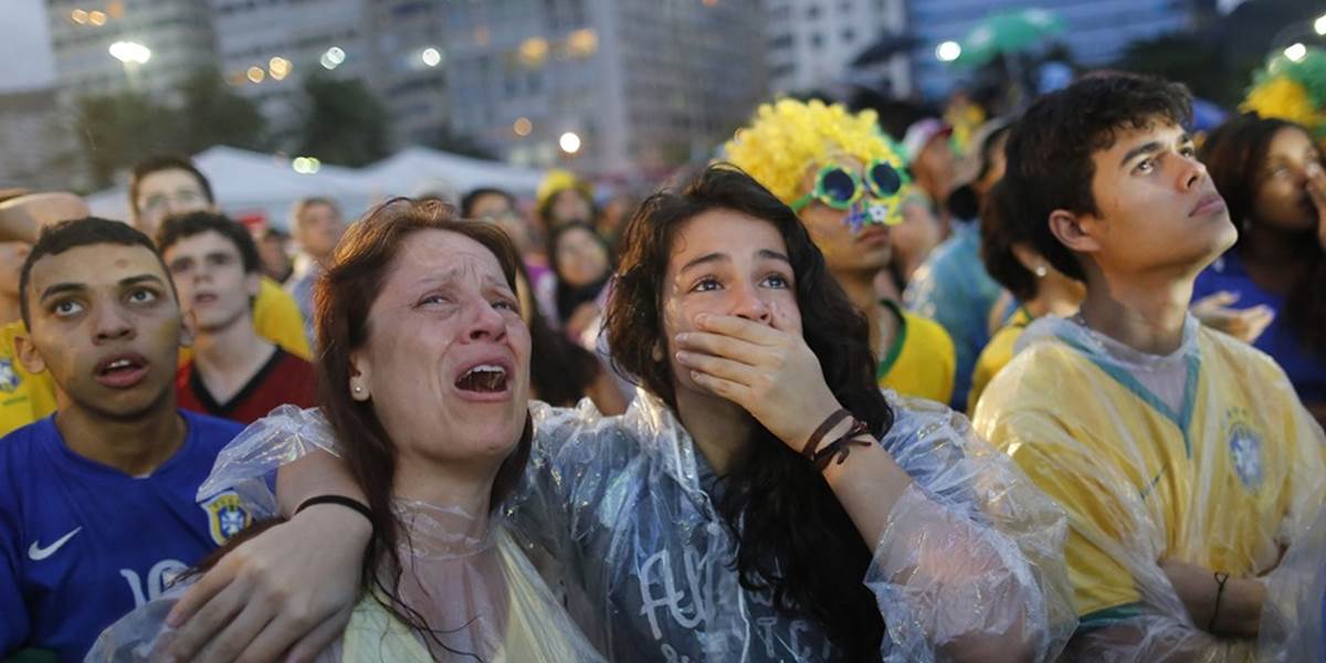 Brazílski fanúšikovia nezvládli prehru: Zapálili 20 autobusov, na Copacabane sa strieľalo!