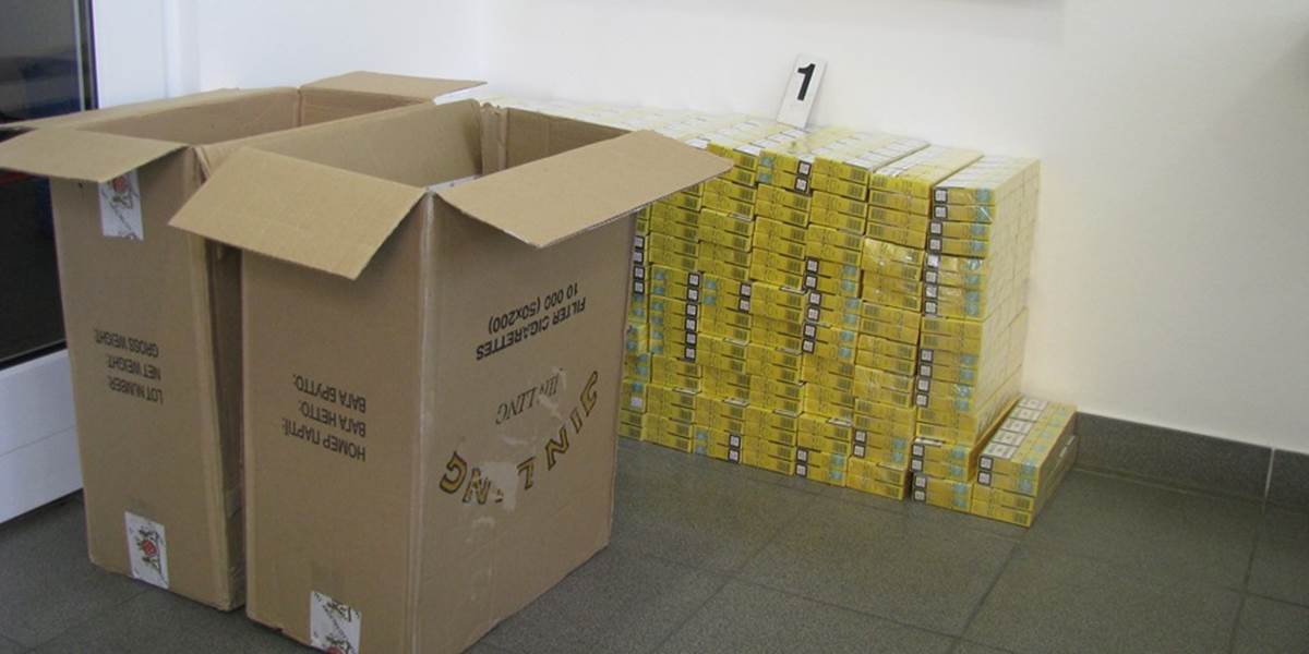 Traja pašeráci niesli z Ukrajiny 900 kartónov cigariet
