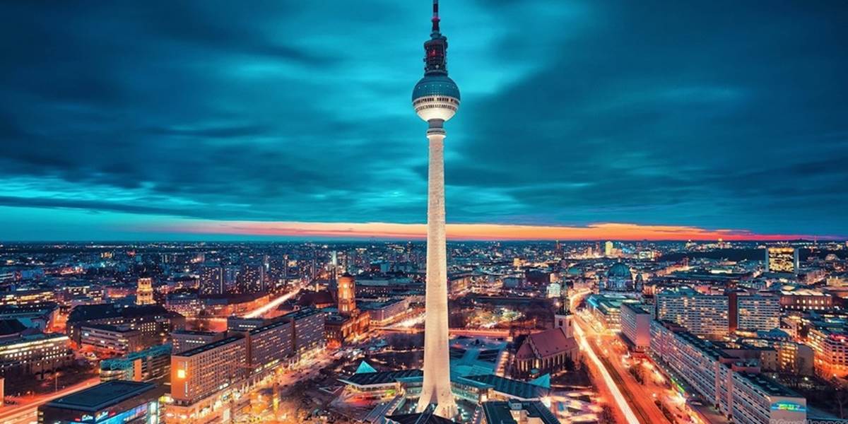 Vyše 30 utečencov okupuje známu TV vežu v Berlíne: Turisti majú smolu!