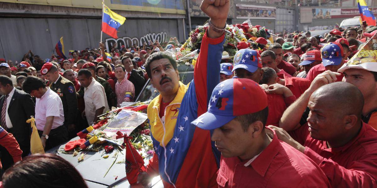 Rakvu so zosnulým prezidentom Chávezom viezli ulicami Caracasu