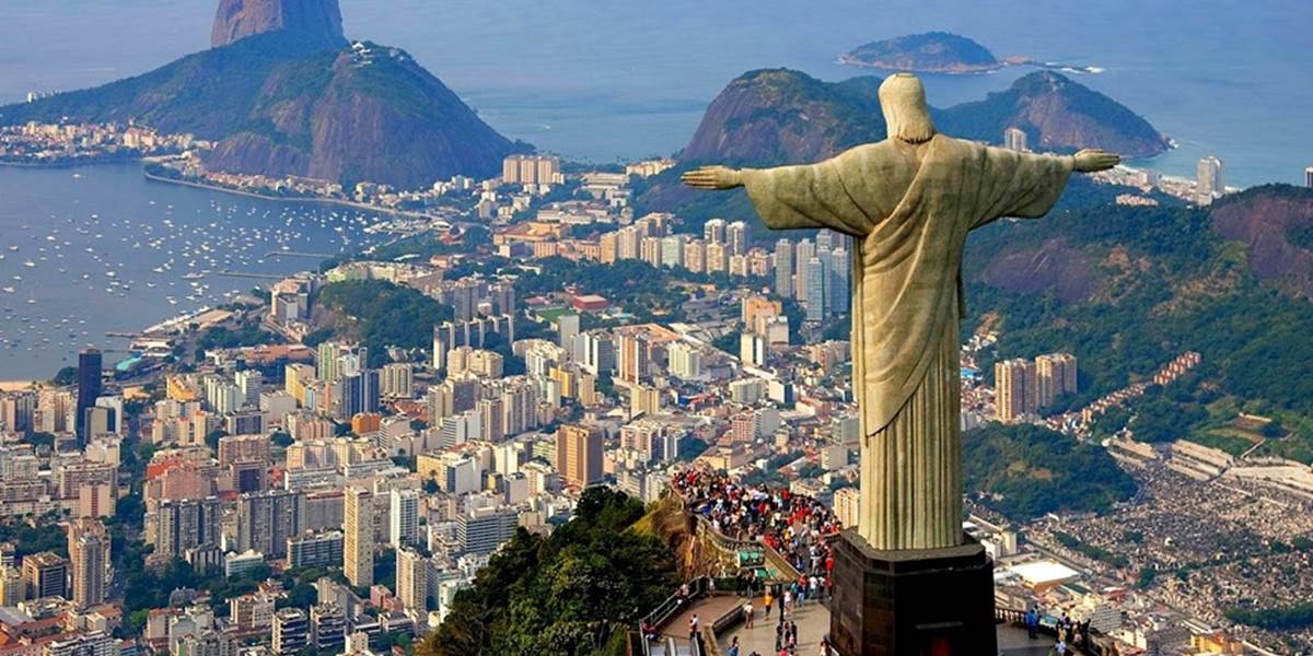 Socha Krista v Riu sa odeje do farieb jedného z finalistov