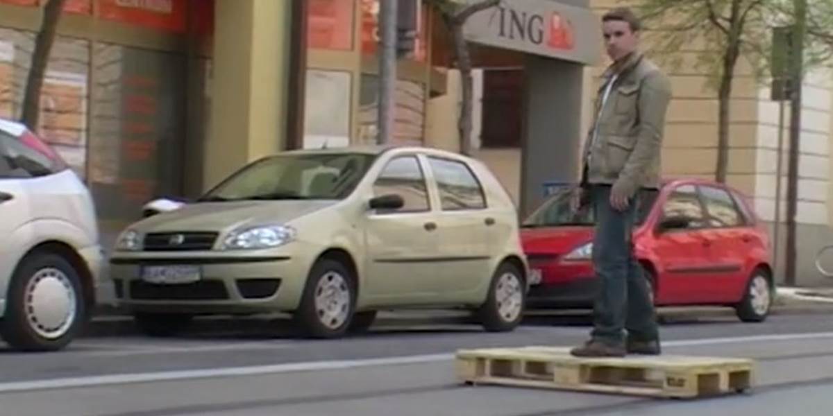 VIDEO Mladý Slovák sa stal známym vo svete: V Bratislave jazdil po električkovej trati na palete!