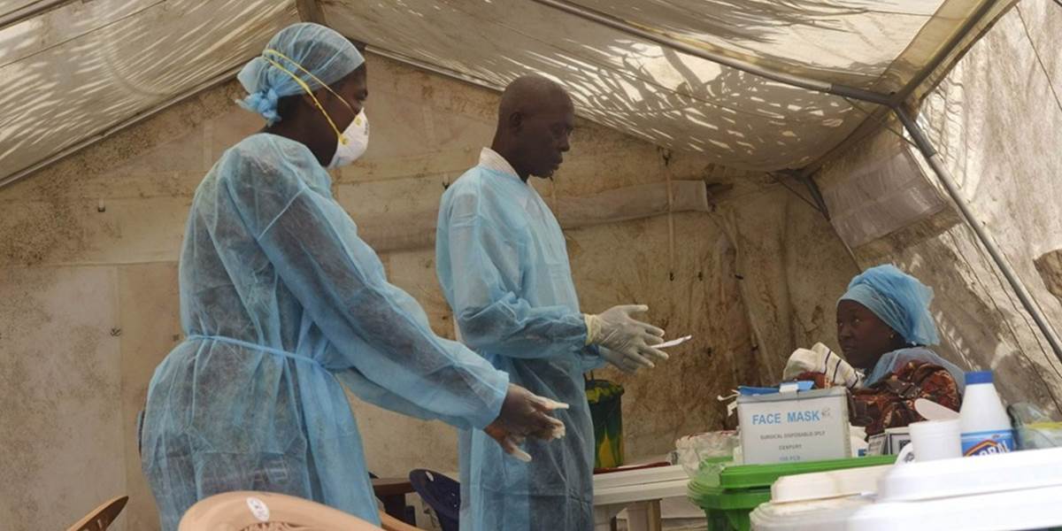 Počet prípadov úmrtia na ebolu stúpa v Libérii a Sierra Leone