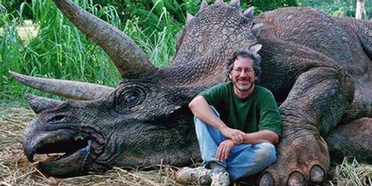 Ľudská hlúposť je nekonečná: Sú nahnevaní na Spielberga, kvôli FOTO s mŕtvym dinosaurom!