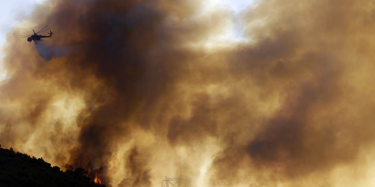 Ničivý oheň ohrozuje oblasti juhozápadne od Atén