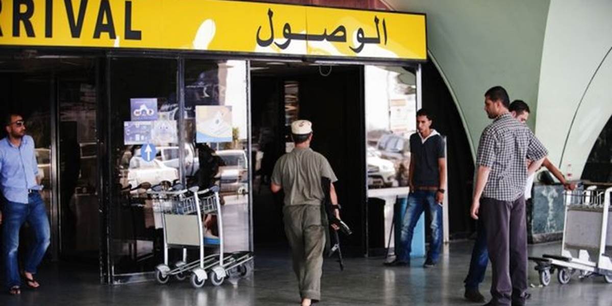 V okolí medzinárodného letiska v Tripolise vypukli prudké boje