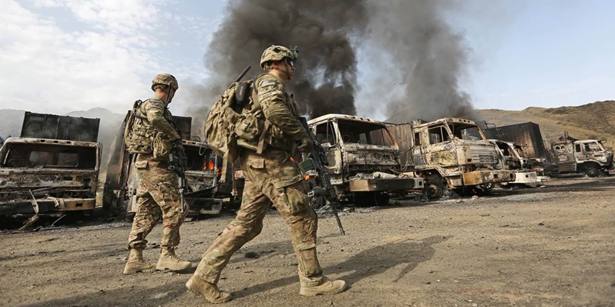 Pri útoku samovražedného atentátnika sa zranili traja vojaci NATO