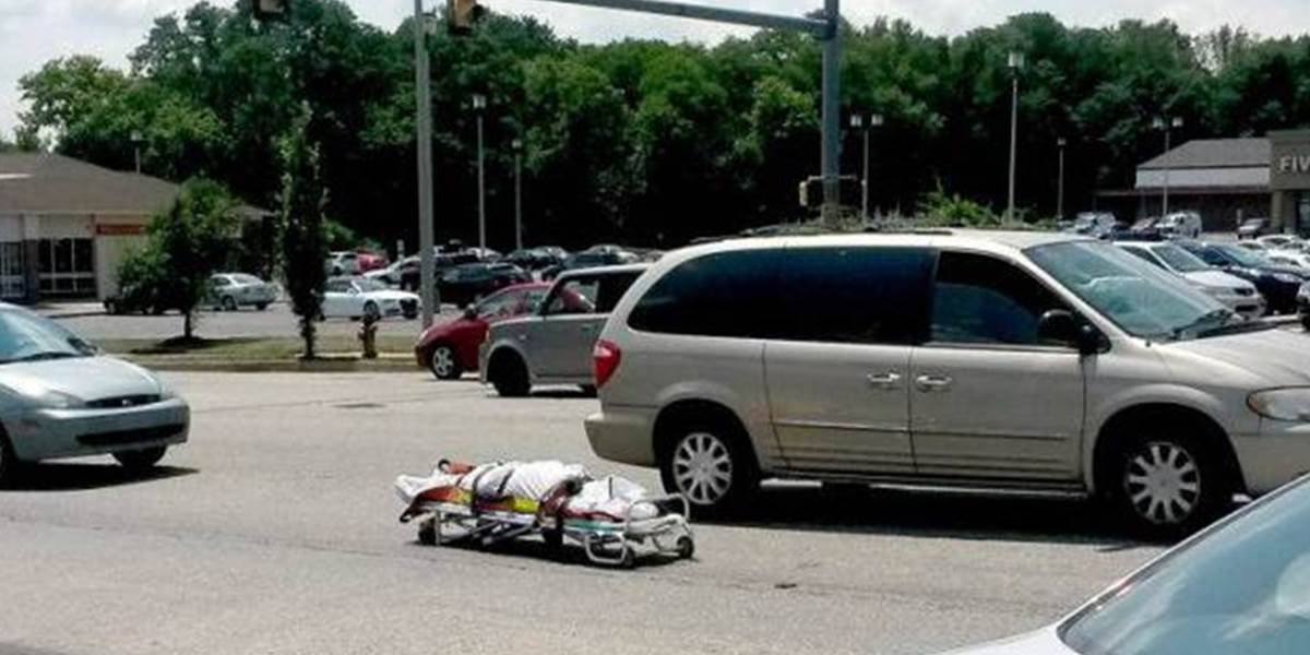 FOTO Koronerovi z auta vypadla mŕtvola priamo na cestu!