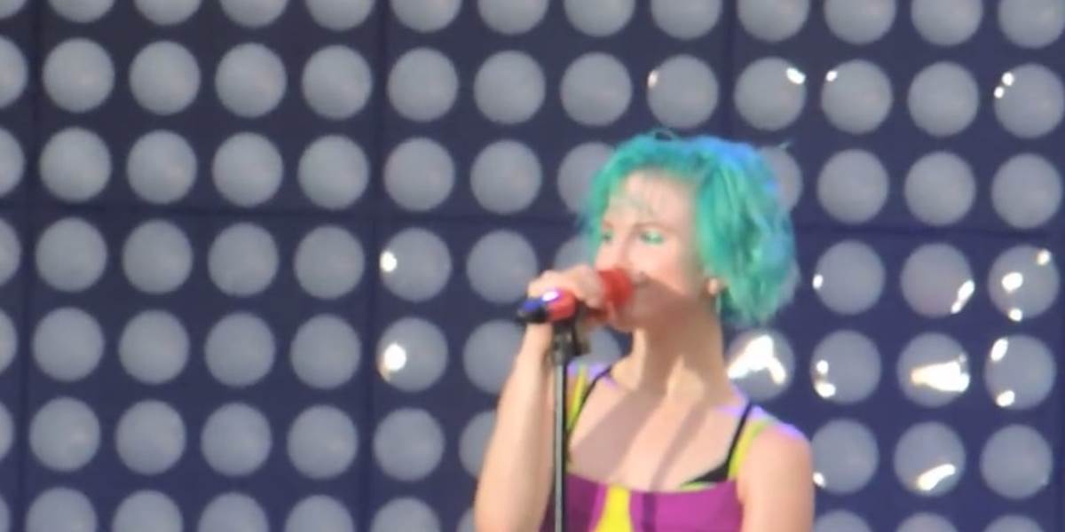 Koncert skupiny Paramore prerušil skunk