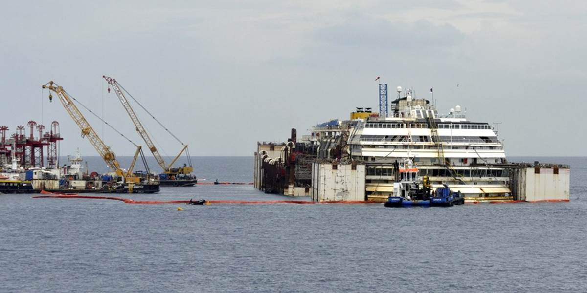 Vrak výletnej lode Costa Concordia už pláva na hladine