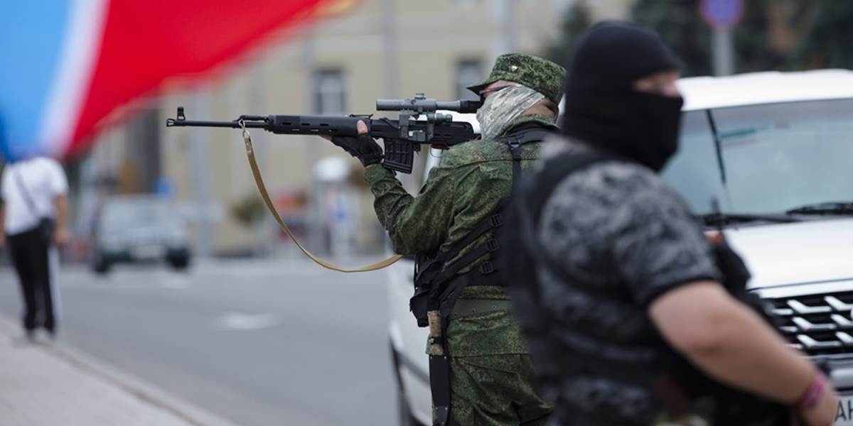 Situácia na Ukrajine: Separatisti zajali a vypočúvajú ukrajinskú posádku zostreleného lietadla